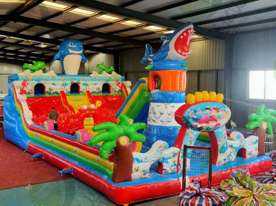 廣場上的歡樂城堡 兒童充氣大滑梯與蹦蹦床氣模玩具的魅力